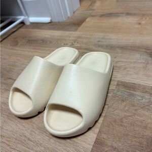 Cream Amazon-Brand Fake Yeezy Slides size 6